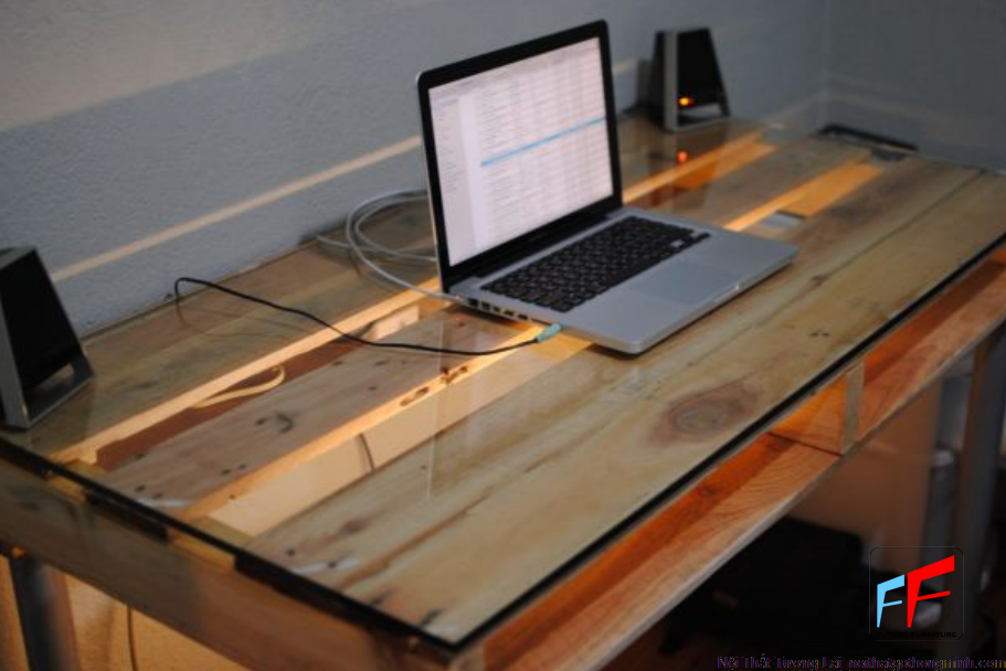 Tự đóng bàn làm việc từ pallet gỗ