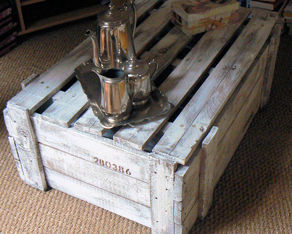 Bàn tự đóng bằng pallet gỗ